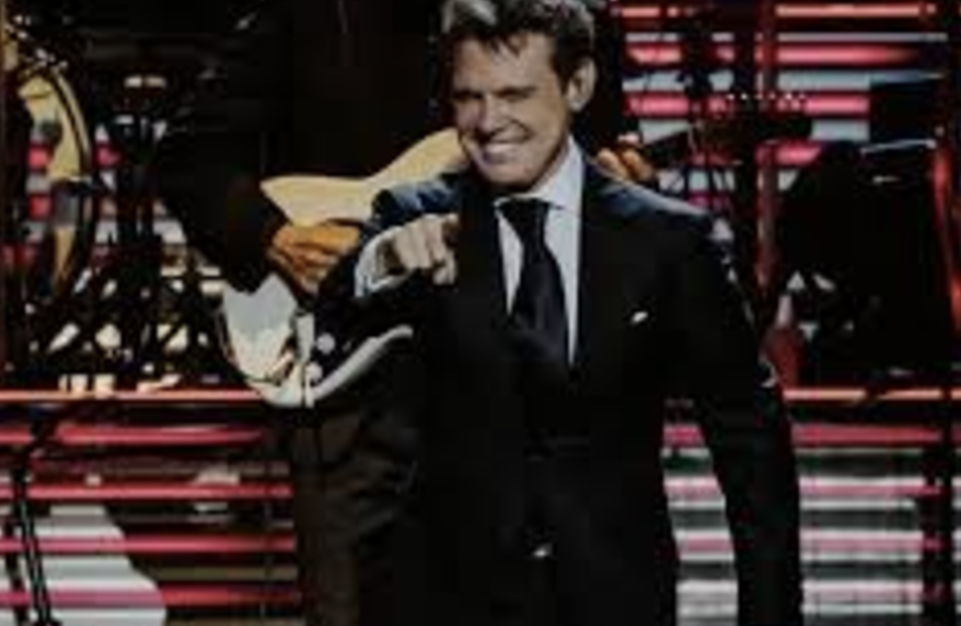 LUIS MIGUEL ENFURECE Y EXPLOTA CONTRA SU EQUIPO DE SONIDO EN PLENO CONCIERTO EN TOLUCA